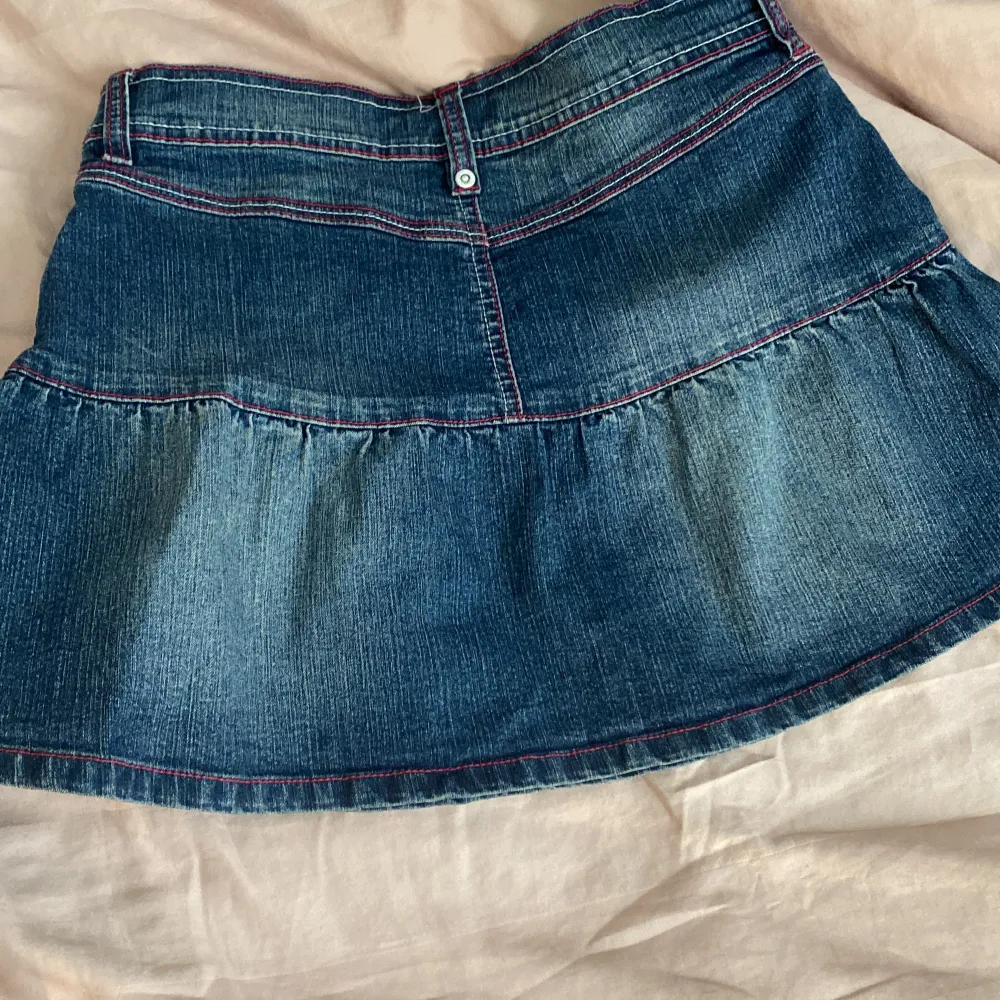 (Kontakta innan köp) säljer denna jeans kjol i storlek 152 funkar som xs också! Rakt över midjan ungefär 35cm. 💕 ganska använd men inga fläckar eller märken! ❤️säljer för runt 450kr! ❤️. Kjolar.