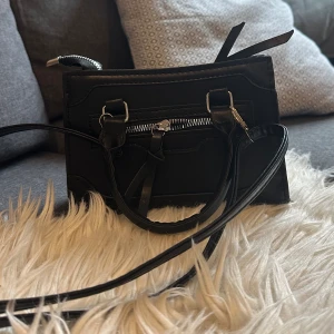 handväska  - söt liten väska som aldrig kommit till användning, därav säljs den. 50kr👜
