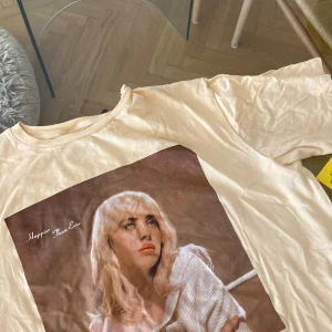 Billie Eilish tshirt - Bästa Billie, så fin färg på T-shirten ⭐️egentligen en barn-tröja men sitter som en small, medium 