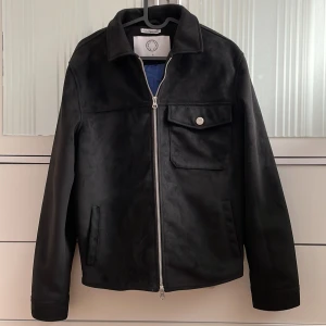 Human Scales - Chris vegan suede - Knappt använd sedan köp. köptes för nypris på 2200kr. Storleken står på S men passar mig som är 182