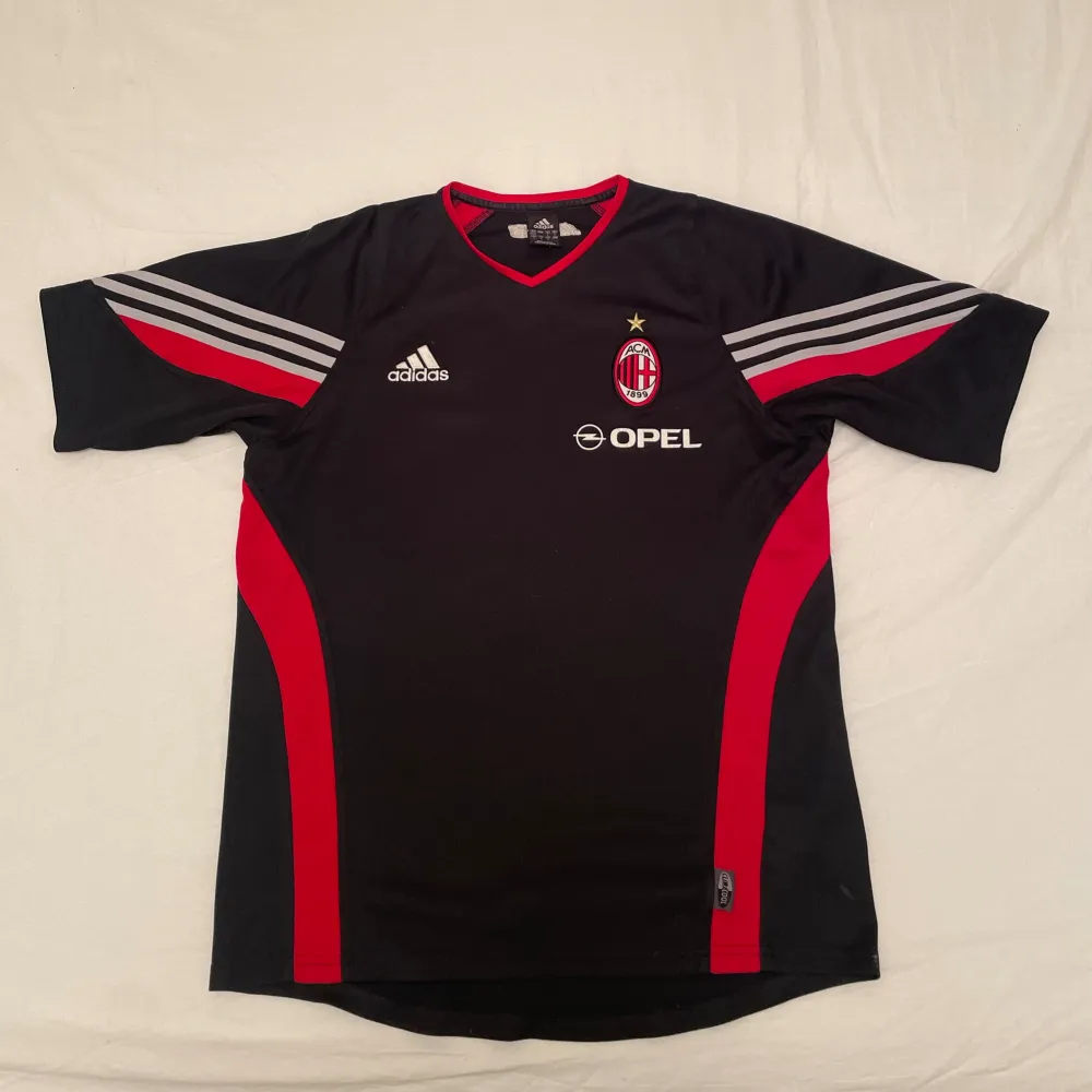 Ac Milan training shirt 2005-2006. Lite skrapor där bak på sponsorerna. Storlek M . Sport & träning.