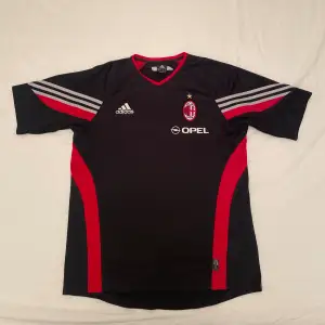 Ac Milan training shirt 2005-2006. Lite skrapor där bak på sponsorerna. Storlek M 