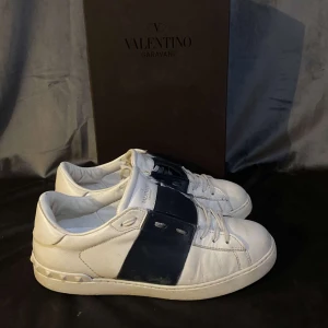 Valentino Skor - Riktigt fräscha valentino skor till ett riktigt bra pris. Dem är i riktigt bra skick och är i storlek 42. Box och valentino kort tillkommer! Pris kan diskuteras vid snabb affär!😊🍾