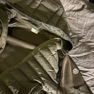 Moncler cardigan/ mörk grön  - En otroligt fin cardigan perfekt nu till lite varmare dagar på vården men en t- tröja under. Inga defekter med ett skick på 9,5 av 10  Bara att höra av sig vid funderingar 