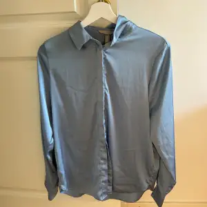 Satinskjorta i blå