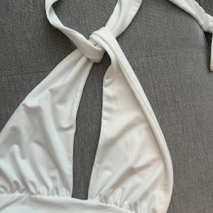 Miniklänning  - Miniklänning från shein, aldrig använd. Saknas storlek men är storlek S. Öppen i ryggen, man kan knyta på olika sätt. 