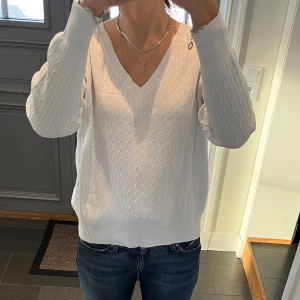 Vit stickad tröja  - Vit kabelstickad tröja från H&M i fint skick. Storlek L men väldigt liten i storleken så skulle säga mer S/M. Använd gärna köp nu!