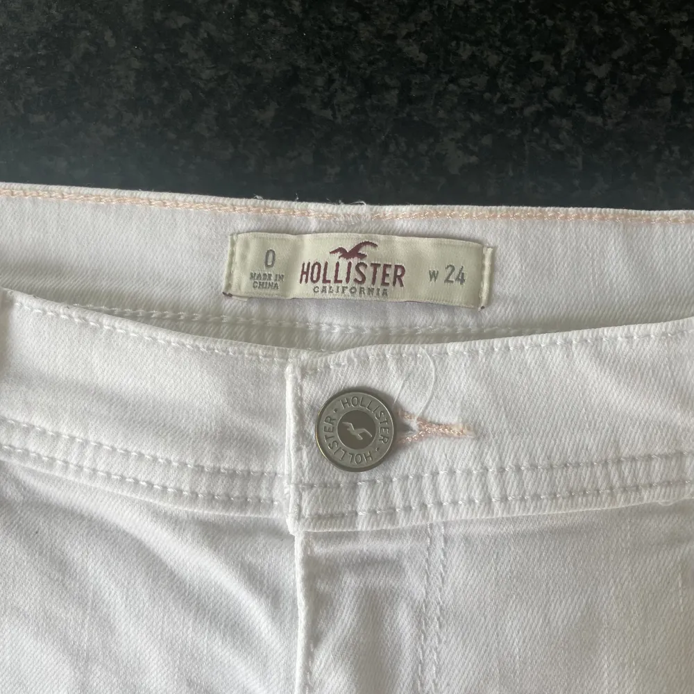 Lågmidjade vita shorts från hollister! Midjemåttet rakt över är 37 cm❤️‍🔥. Shorts.