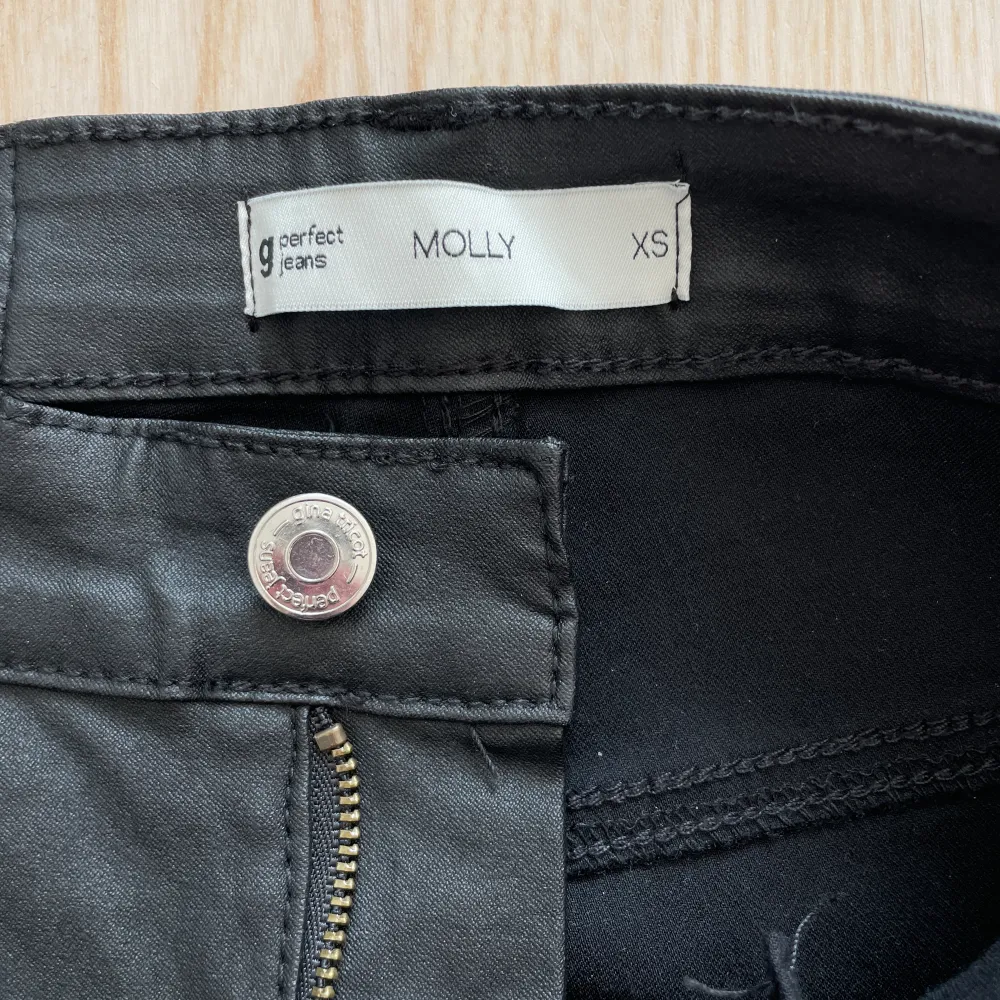 Svarta skinnbyxor från Gina Tricot i stl xs. Säljer då de aldrig kommit till användning. Tight modell. Innerbensmått: 73 cm. Material: 77% viskos, 20% polyamid, 3% elastan.. Jeans & Byxor.
