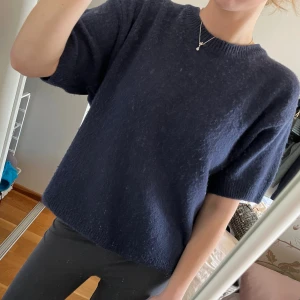 Marinblå tröja - En jättefin marinblå tröja med trekvartslång ärm! Perfekt nu till våren!💕pris kan diskuteras