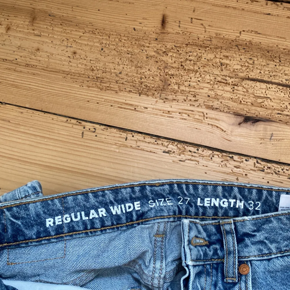 Säljer dessa jeansen från Bikbok i modellen ”JP REGULAR WIDE 550”, dem är högmidjade med utsvängda ben. Säljer vardera par för 150+frakt. Kan skicka fler bilder vid intresse🩵. Jeans & Byxor.