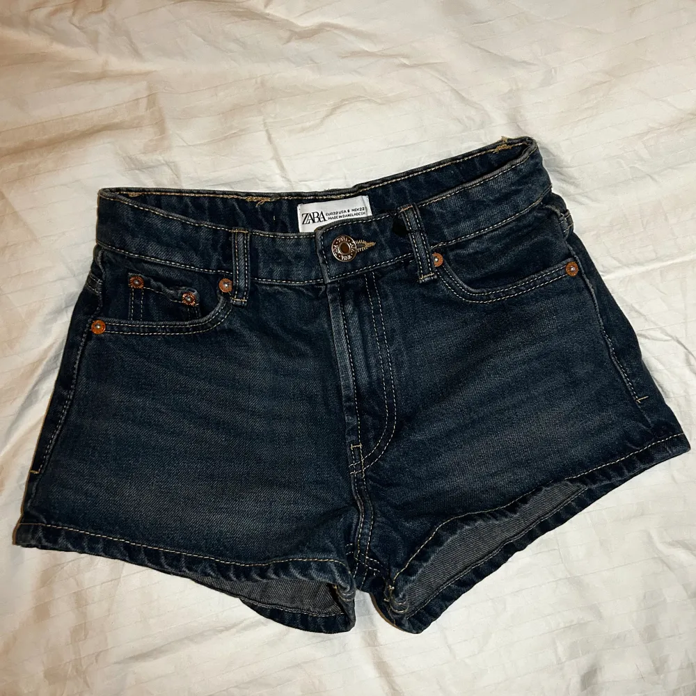 Säljer nu mina fina low waist jeansshorts från zara då jag inte använder de längre. Mycket fint skick, använda ett fåtal gånger💋 nypris 400kr. Shorts.