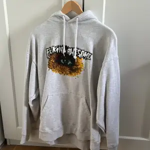 Hoodie från Fucking Awesome/Fa. Hoodien är använd endast två gånger så skicket är relativt nytt🤩💯 Storleken är L men passar M bra skulle jag säga. Orginal pris 1000kr skriv för eventuella frågor.