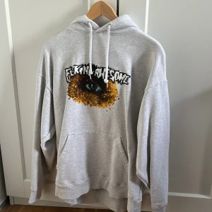 Fucking Awesome hoodie  - Hoodie från Fucking Awesome/Fa. Hoodien är använd endast två gånger så skicket är relativt nytt🤩💯 Storleken är L men passar M bra skulle jag säga. Orginal pris 1000kr skriv för eventuella frågor.