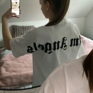Palm angels t-shirt - Palm angels t-shirt, använd endast en gång, passar både killar och tjejer o passar mellan stl xs-m