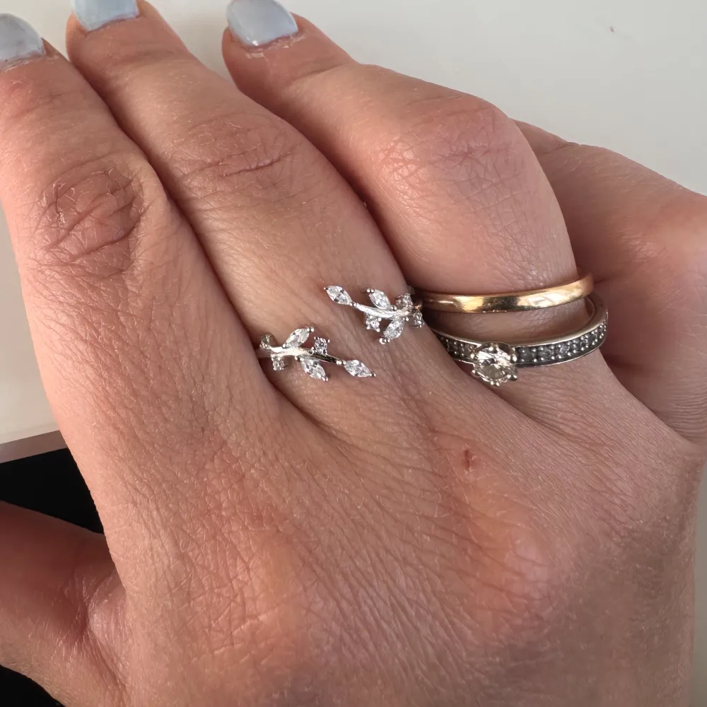 Helt underbar! Justerbar passar alla storlekar. Rostfri, nickelfri & i nyskick! Stilren ring passar för alla tillfĂ€llen, glittrar och skiner âšđ€©. Asusteet.