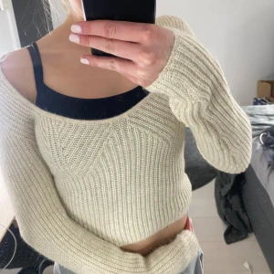 Stickad tröja - Beige stickad tröja från HM. Oanvänd. Säljer för att den är för liten.