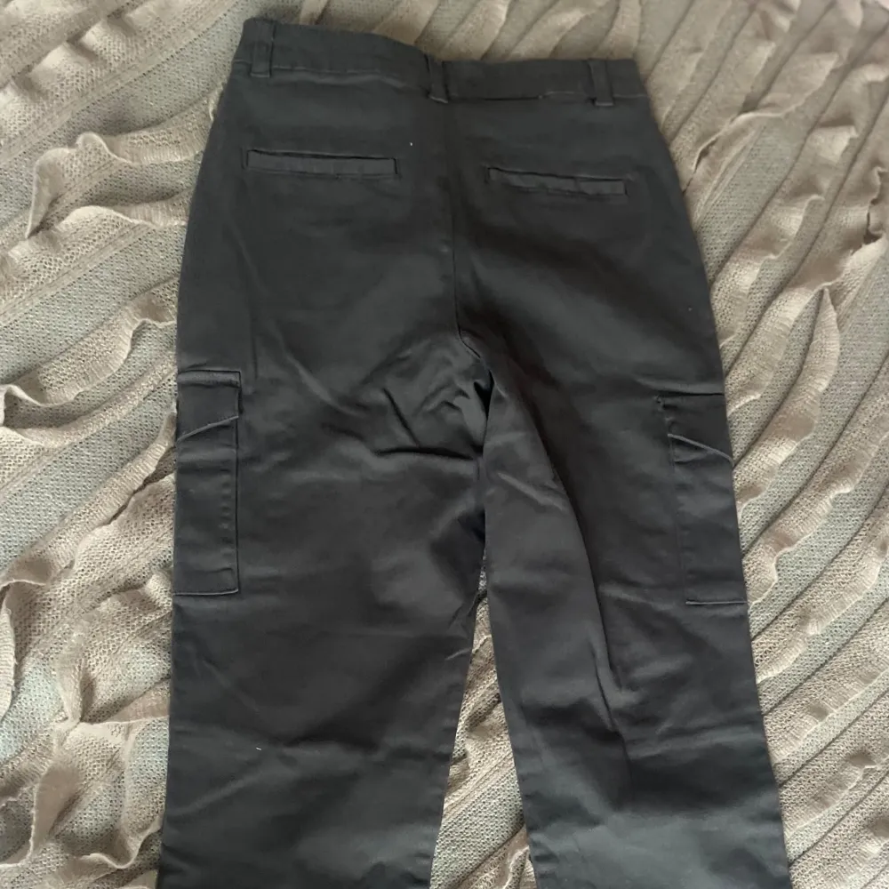 Sprillans nya gråa cargo pants med mudd från Cubus, namn ”L Eve Pant”. Storlek 36. Orginalpris 400kr. Nu 250kr + frakt.. Jeans & Byxor.