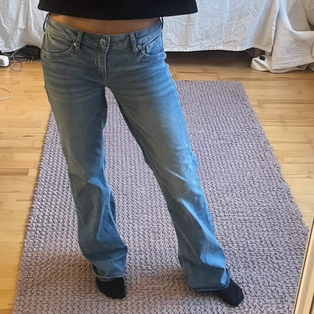 Lådmidjade jeans från hm som inte kommer till anvädning. Små i storleken och passar mig som är en 34. Jeans & Byxor.