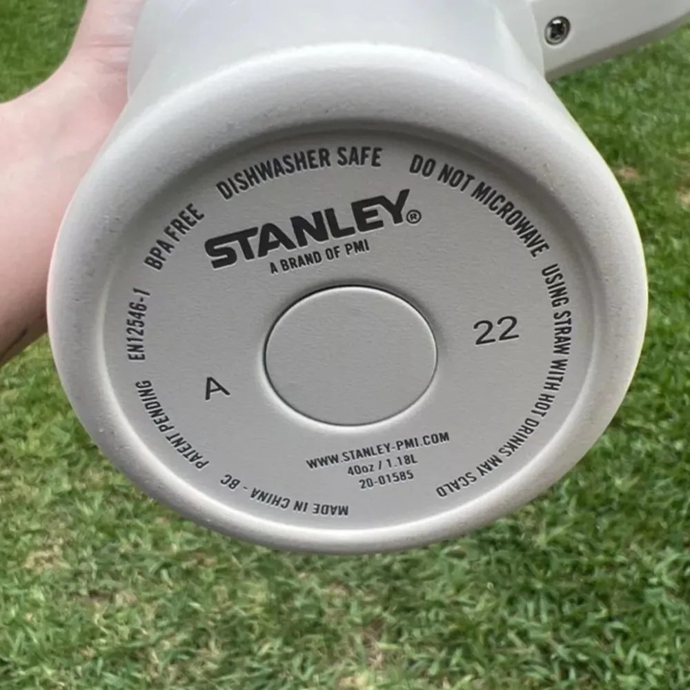  En använd Stanley cup men den är så klart diskad . Övrigt.