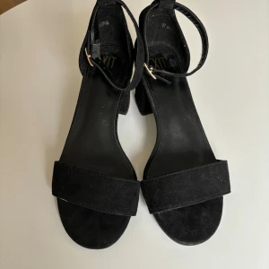 XIT klackskor - Säljer ett par svarta klackskor i st 37 med 6 cm klack. Skorna är sparsamt använda.