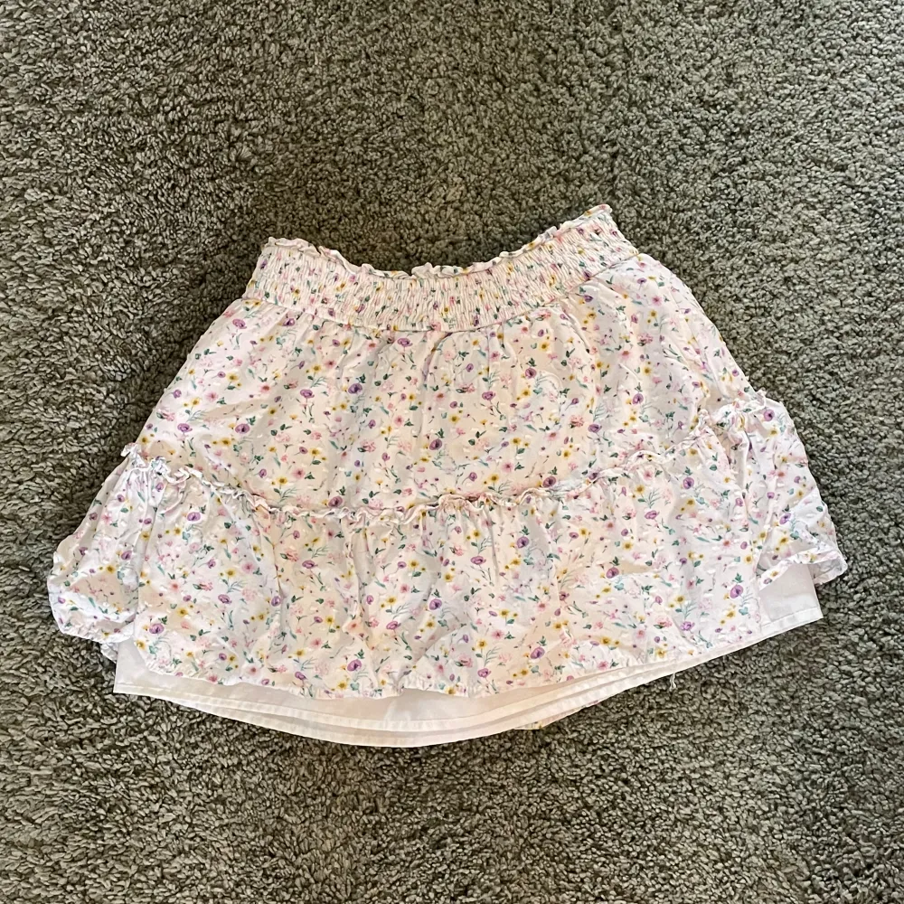 Säljer denna blommiga kjol då den blivit för liten för mig. Andvändt den få gånger och den är i bra sick. Skriv om ni har några frågor eller vill ha fler bilder. :). Kjolar.