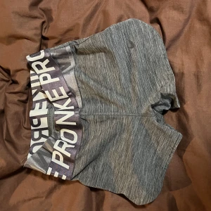 nike pro shorts - Som man ser så är sömmen på baksidan lite sliten. Säljs pga ingen användning på år