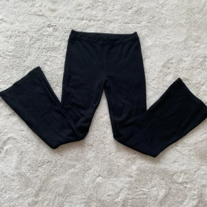 Flared byxor  - Inget fel med dom säljer dom av ingen andvändning.