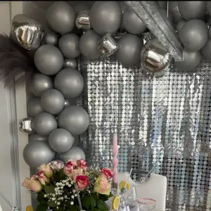 68stk ballonger 😻i silver. Glänsande chrome latexballonger i silver är helt rätt val av ballonger för dig som vill få till en riktigt strålande fest dekoration! passar alldeles utmärkt till exempelvis födelsedagar, nyår och andra firanden i silver.