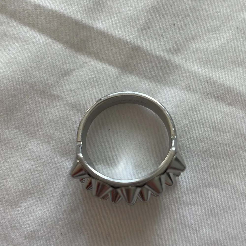 säljer denna edblad ringen då den är för stor💕 den är i jätte fint skick och i storlek 18,50 mm. Accessoarer.
