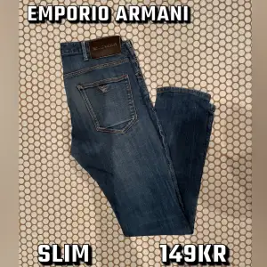 Feta jeans från Emporio Armani i slimfit. Storleken är 31 i midjan och 32 i längden. Fina detaljer runtom jeansen (se bilder) samt en liten defekt, skinlappen har lossnat smått. Fråga gärna om ni har funderingar!