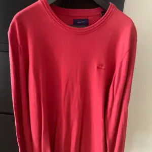 Gant tröja i super fint skick i en röd färg, storlek s 