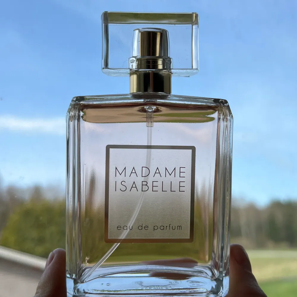 Säljer en parfym från La Rive. Madame Isabelle EdP 100ml, endast sprayad ett fåtal gånger. Underbar doft men passar tyvärr inte mig. Inköpt för ca 2 månader sedan.. Övrigt.
