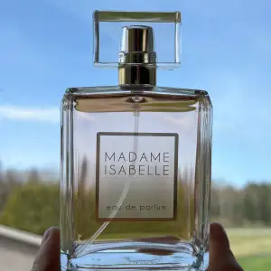 Säljer en parfym från La Rive. Madame Isabelle EdP 100ml, endast sprayad ett fåtal gånger. Underbar doft men passar tyvärr inte mig. Inköpt för ca 2 månader sedan.