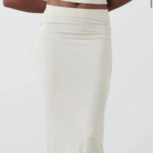 Vit lång kjol - Säljer en vit lång kjol från Gina då jag köpte fel färg, stretchiga och lång, skriv för fler bilder 