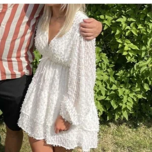 Vit klänning  - Säljer denna jätte fina vita klänningen, passar som studentklänning exempelvis! Säljer pga hittat annan, bara att skriva för fler bilder. Från NAKD & finns inte kvar. Använd endast 1 gång. Strl 34. Priset kan diskuteras. (Lånad bild) 