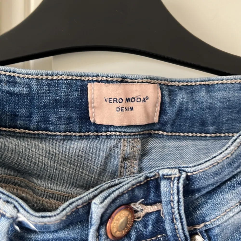 Säljer dessa fina flare jeans från vero Moda då jag inte använder dem längre. Dem har en medelhög midja coh är i bra skick🤍🌼 (Skriv om du vill ha fler bilder). Jeans & Byxor.