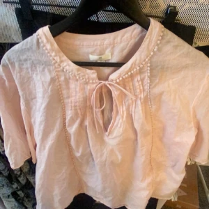 Söt blus från hm - Jätte fin blus i färgen rosa❤️fina volanger och jag köpte denna av en annan tjej på Plick och har tyvärr inte använt den sen dess🩷den var lite för stor för mig