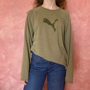 Puma tröja - Långärmad tröja köpt på humana för hundra år sedan men i supergott skick. Har otaliga ex som sovit i denna? Affektionsvärde! Köp. Hon på bilden är 160 cm och en xs/s.