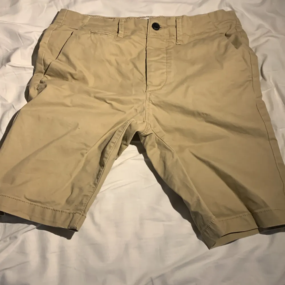 Säljer dessa shorts från Jack & Jones i chinos material eftersom dom är för små. Skick 9/10. Shorts.