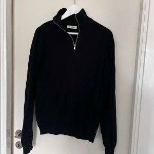 Jack & Jones tröja - Jack & Jones halfzip tröja i färgen svart! 