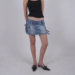 Jeanskjol - Jeanskjol med fickor  Midjemått: 82 cm, modellen är 169cm