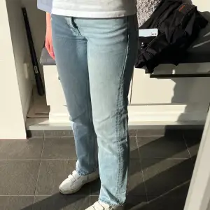 Säljer dessa supersnygga jeans ifrån Zara då jag inte använder dom💓 Dom är mer raka i modellen💓