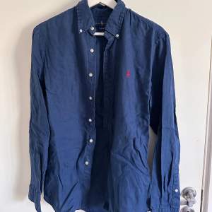 Blå skjorta från RL i storlek S. Använd men i bra skick. Kommer aldrig kunna ha denna igen för att den är för liten, därför det låga priset. 