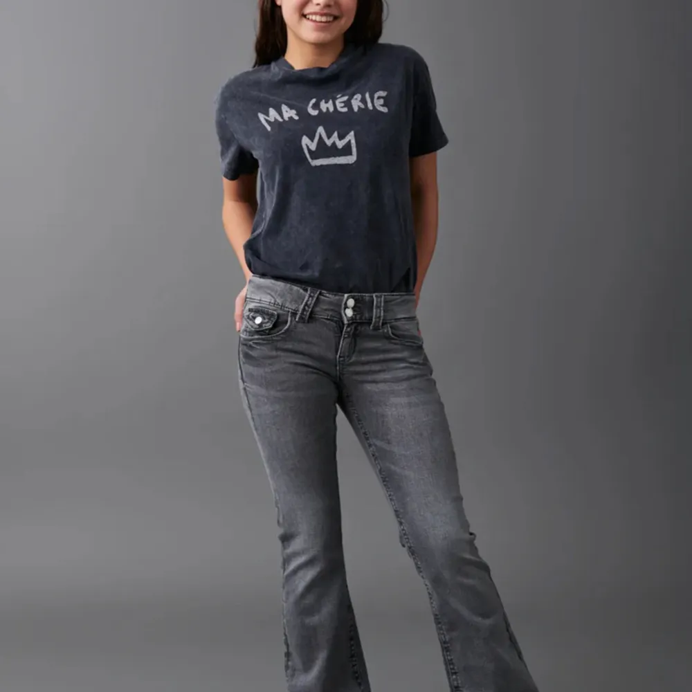Säljer dessa snygga jeans från Young Gina❤️jeansen har två knappar vid gylfen❤️. Jeans & Byxor.