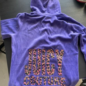 Juicy couture - Säljer denne vintage juciy hoodien då den inte passar mer. Vill säga den är en xs/s