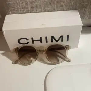 Jätte fina nästan helt o andvända CHIMI solglasögon i modelen 03. Fodralet har en skada men det är inget som påvärkar solglasögoen och det sysn inte på utsidan av fodralet (du får gärna skriva till mig privat om det skulle önskas bilder på skadan😊)