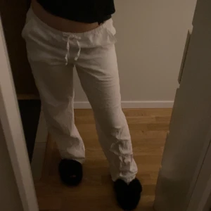 Linnebyxor  - Jag säljer mina helt nya linnebyxor som aldrig används då de är för långa, köpta på Gina tricot barnavdelning i storlek 158/164, vanligtvis så bär jag 34 i byxor. Jag är 167cm lång💗 köpta för 300kr
