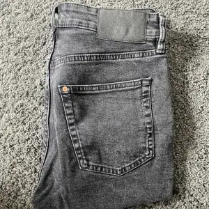 Svart jeansshorts med midwaist. Säljer för att de är för små för mig. Bra skick.