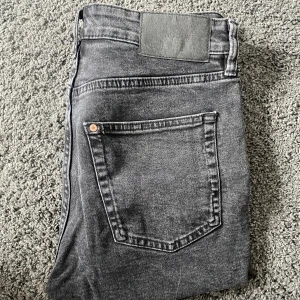 Svarta jeansshorts - Svart jeansshorts med midwaist. Säljer för att de är för små för mig. Bra skick.